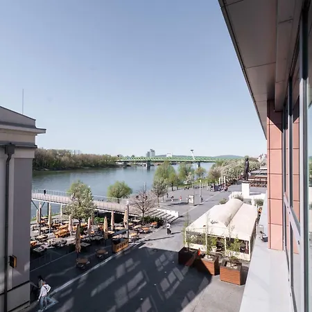 Urban Oasis & Eurovea Riverside דירה